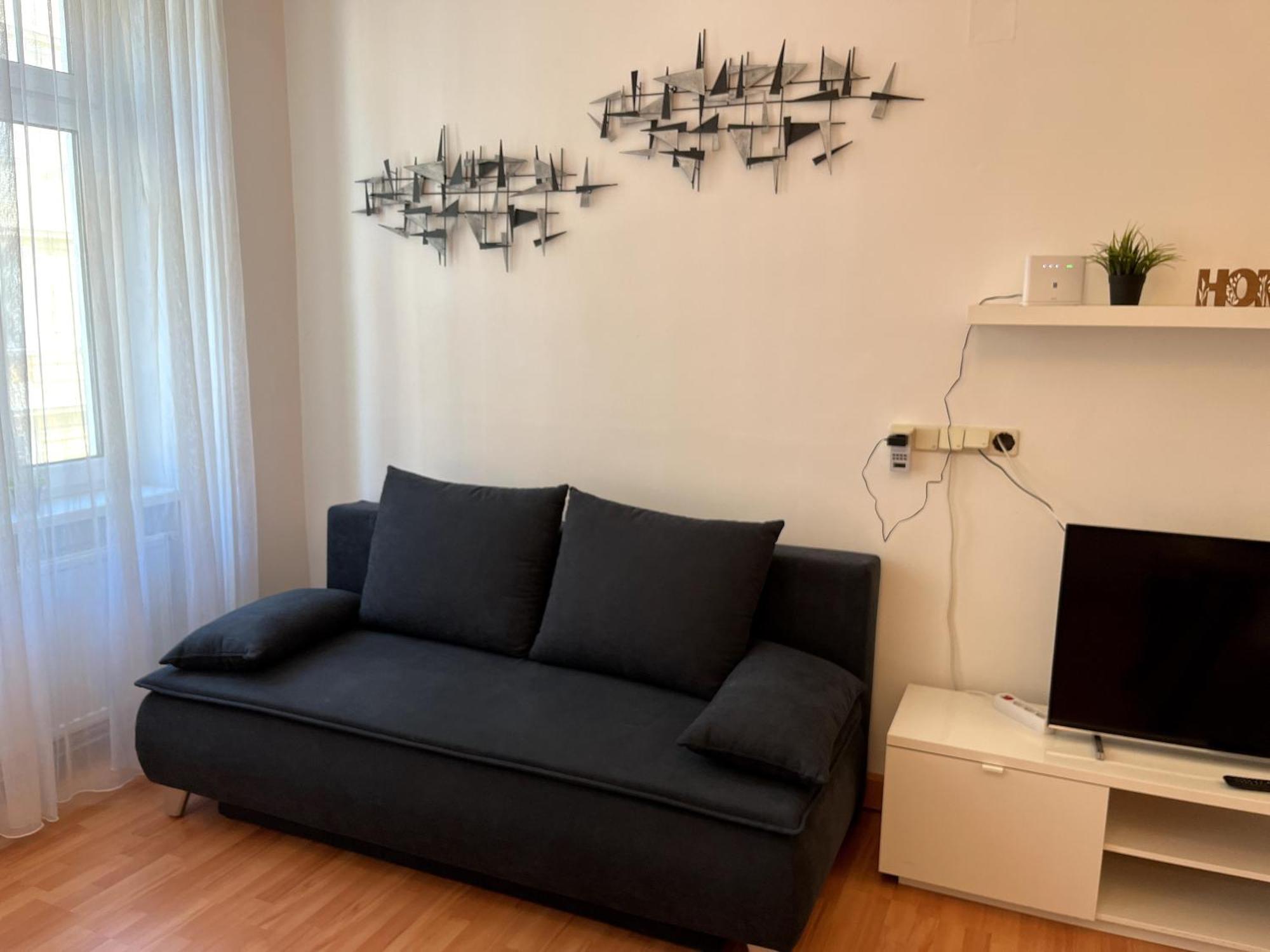 Cozy Two-bedroom Near Metro Apartment