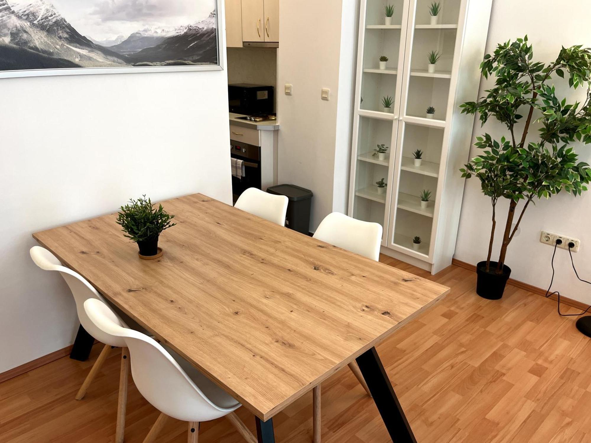 Cozy Two-bedroom Near Metro
