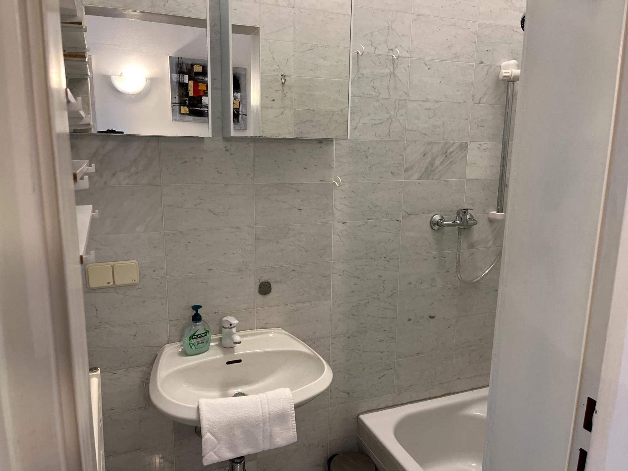 Cozy Two-bedroom Near Metro Apartment *